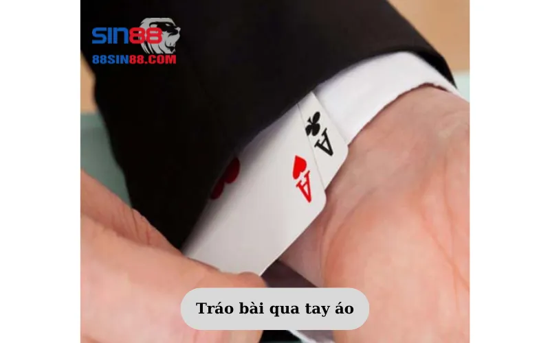 Mẹo chơi liêng bịp đỉnh nhất 2024 2 Tráo bài qua tay áo